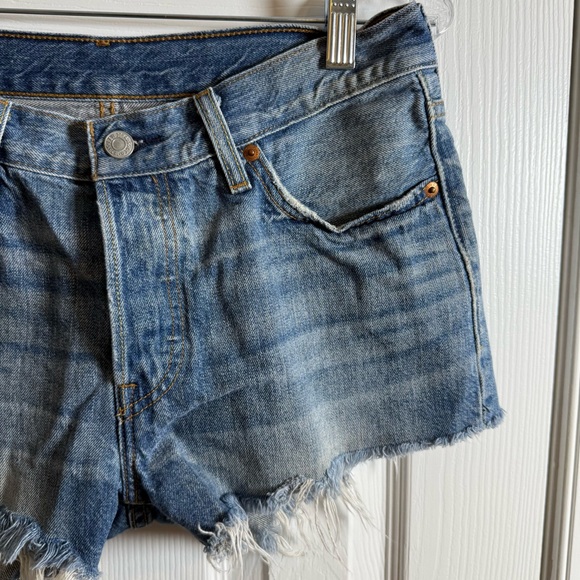 Levi’s Women’s Jean Shorts 501 Cut Off Denim Size 28 Waist Frayed Hem Shortie - Picture 4 of 14